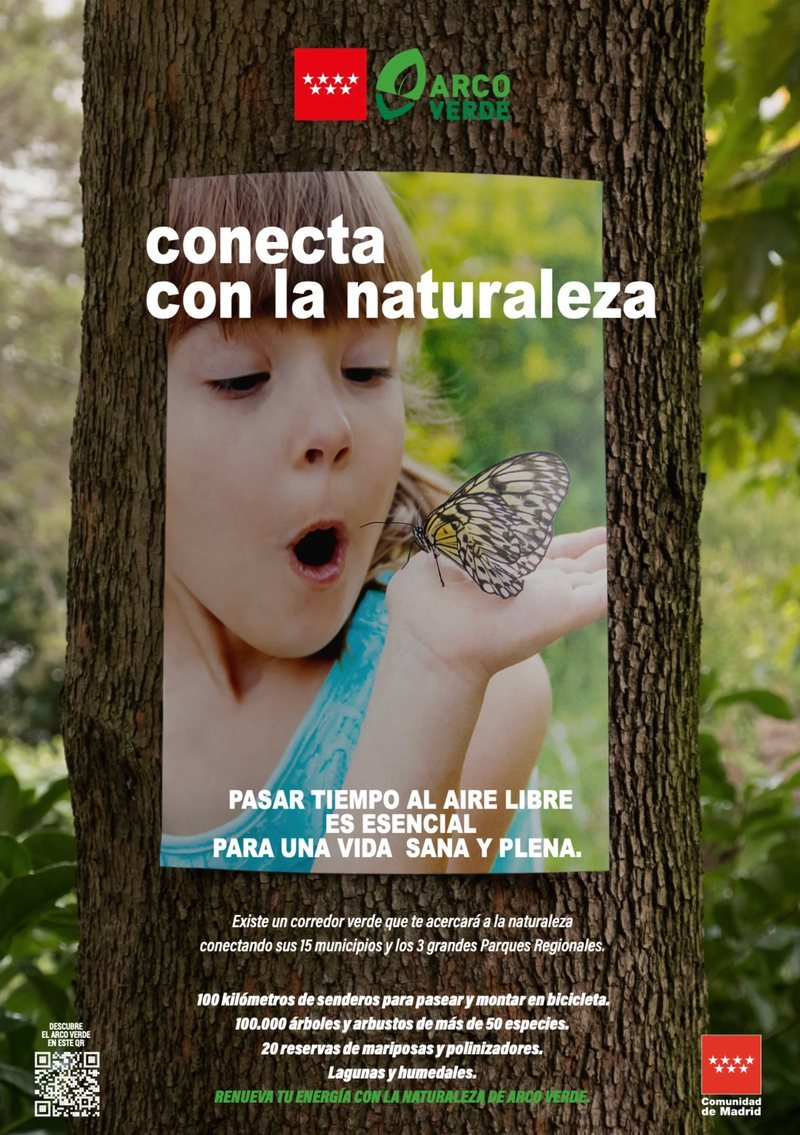 Cartel de Arco Verde con una niña que mira sorprendida una mariposa posada en su mano