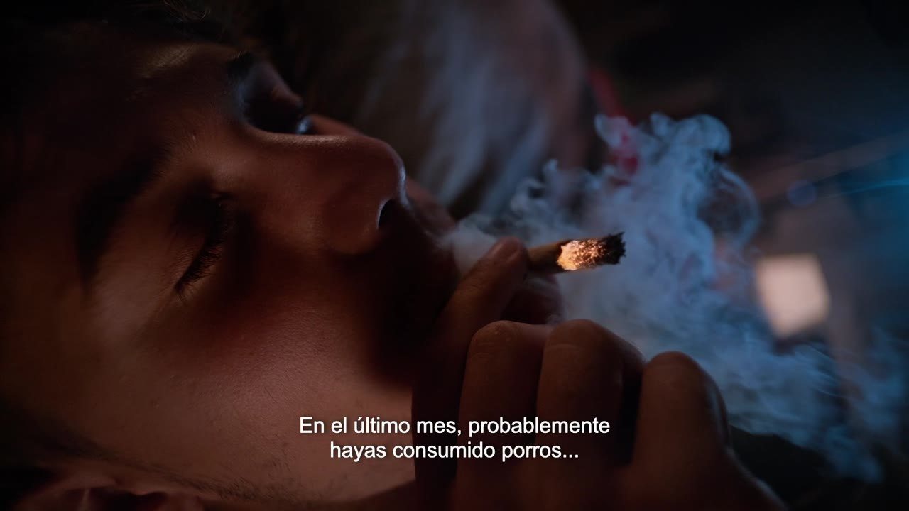 Fotograma del spot: un chico en su cuarto con el subtítulo «En el último mes, probablemente hayas consumido porros»