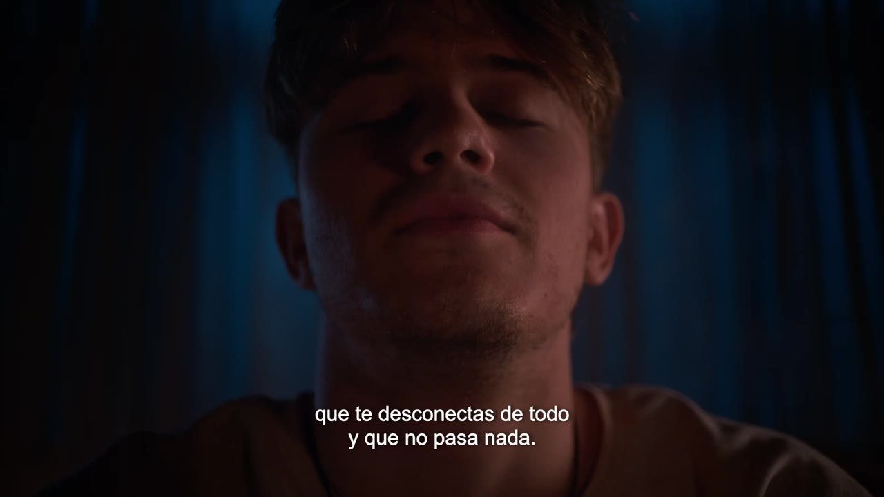 Fotograma del spot: el chico, ausente, con el subtítulo «que te desconectas de todo y que no pasa nada»