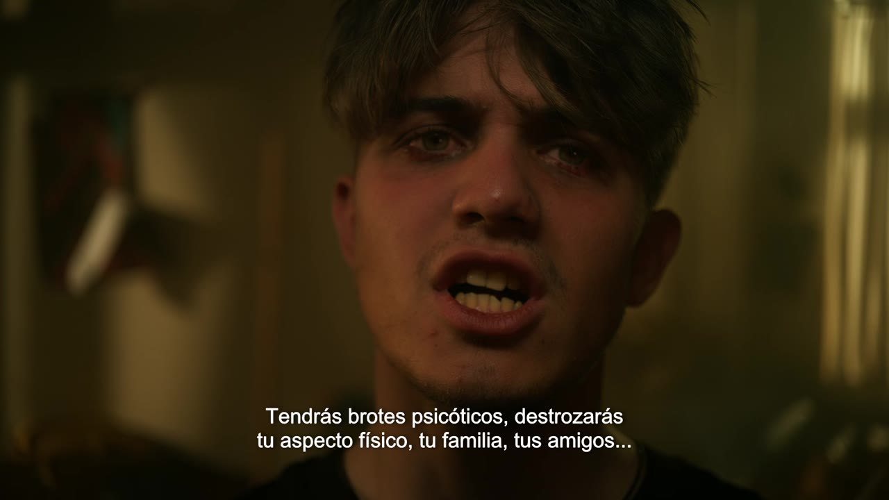 Fotograma del spot con el subtítulo «Tendrás brotes psicóticos, destrozarás tu aspecto físico, tu familia, tus amigos»