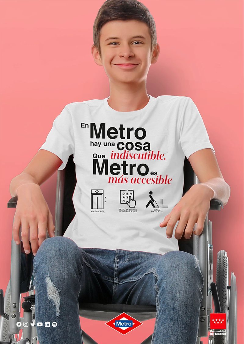 Cartel de Metro: un chico en silla de ruedas con una camiseta que dice «En Metro hay una cosa indiscutible: que Metro es más accesible»