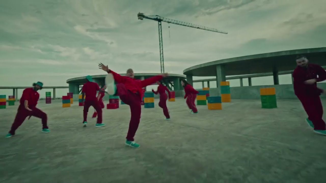 Fotograma del spot: un grupo de bailarines con chándal rojo baila en una azotea