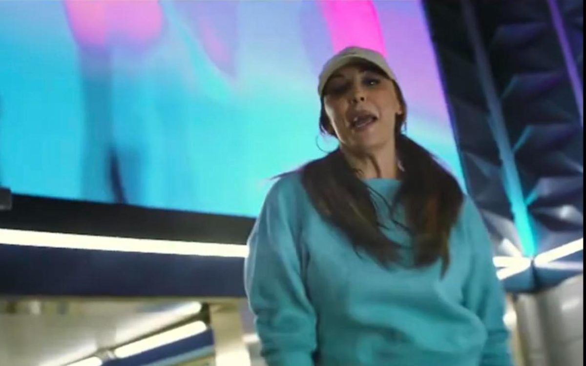 Una rapera canta en una estación de Metro de Madrid iluminada con neones